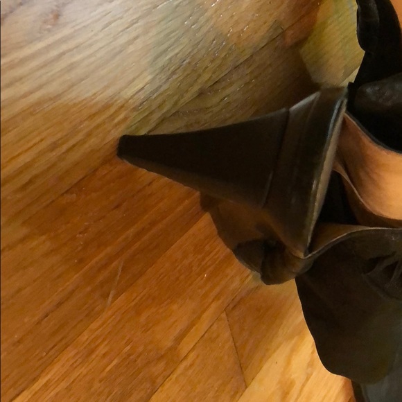 Shoes - Picture 5 of 7